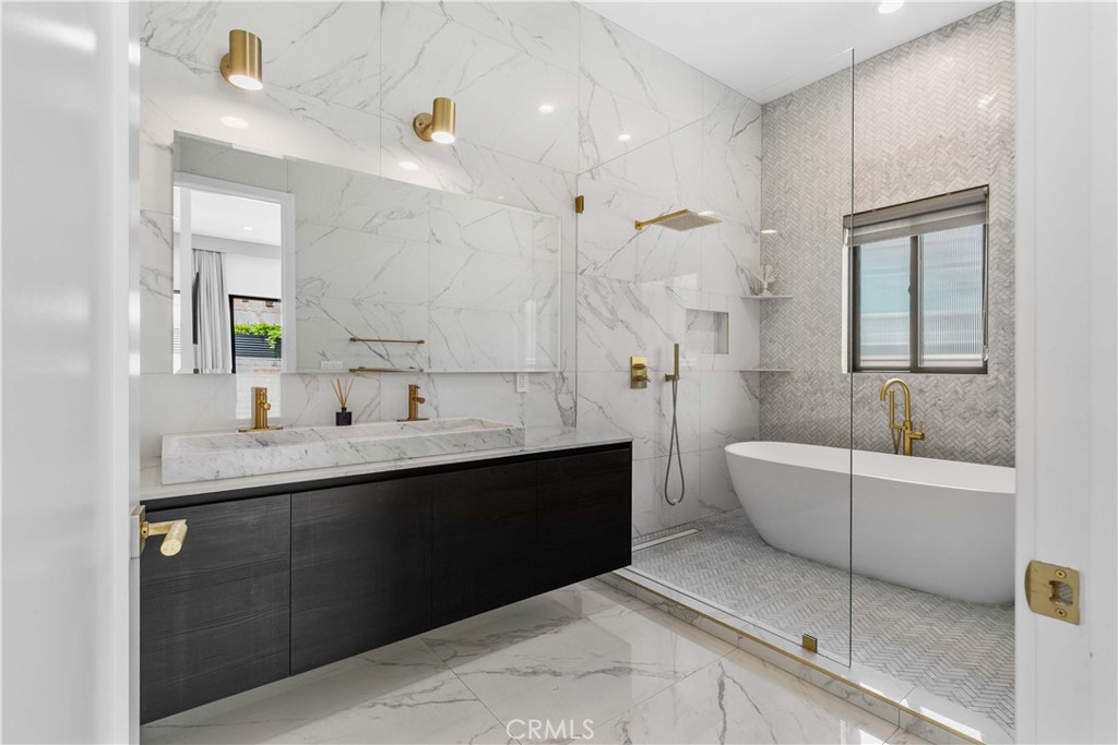 https://media.crmls.org/medias/b96b46c3-4cfc-46ea-8503-751ee1bdec2f.jpg?preset=X-Large