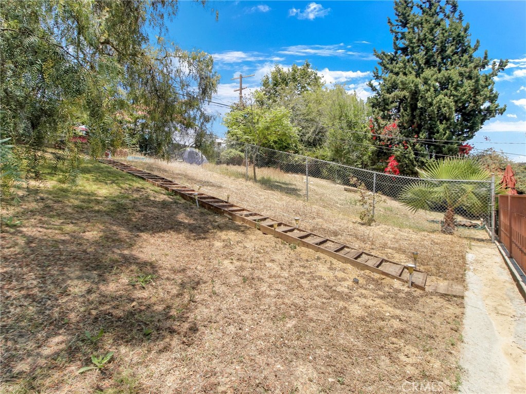 https://media.crmls.org/medias/b96cdcac-6056-46a5-b6e3-cd456f81167a.jpg?preset=X-Large