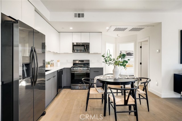 Detail Gallery Image 22 of 47 For 6082 W 18th St, Los Angeles,  CA 90035 - – Beds | – Baths
