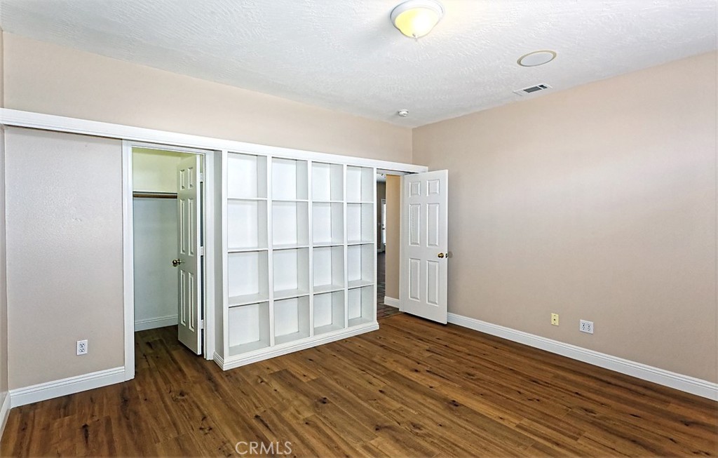 https://media.crmls.org/medias/b97045a0-cab1-4186-878c-092d96b5b7a3.jpg?preset=X-Large