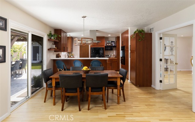 Dining Area - View of Front and Backyards