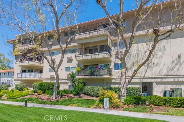2381 Via Mariposa W, Laguna Woods CA: https://media.crmls.org/medias/b9715765-5ea1-44ee-81eb-690b8a34bf19.jpg