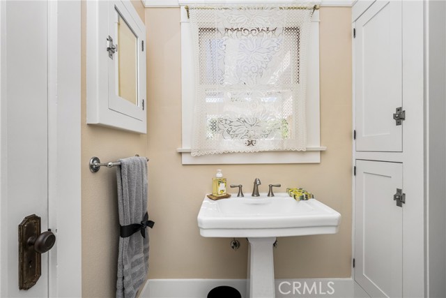 Detail Gallery Image 18 of 39 For 155 N Cleveland St, Orange,  CA 92866 - 4 Beds | 2 Baths