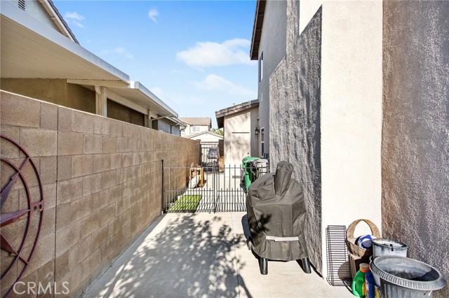 6347 Lyndsey Street, Eastvale CA: https://media.crmls.org/medias/b975b477-a020-4d86-934d-2f3b223f0283.jpg