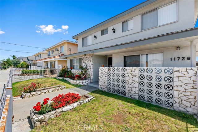 11726 Freeman Avenue, Hawthorne CA: https://media.crmls.org/medias/b97726a4-50dc-4c19-8424-20af5d148e83.jpg