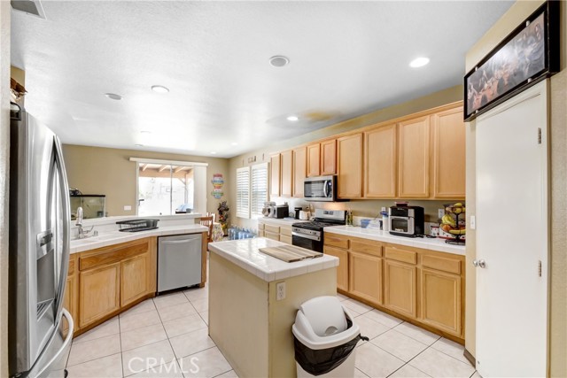 Detail Gallery Image 6 of 16 For 1053 Indiangrass Dr, Hemet,  CA 92545 - 5 Beds | 2/1 Baths
