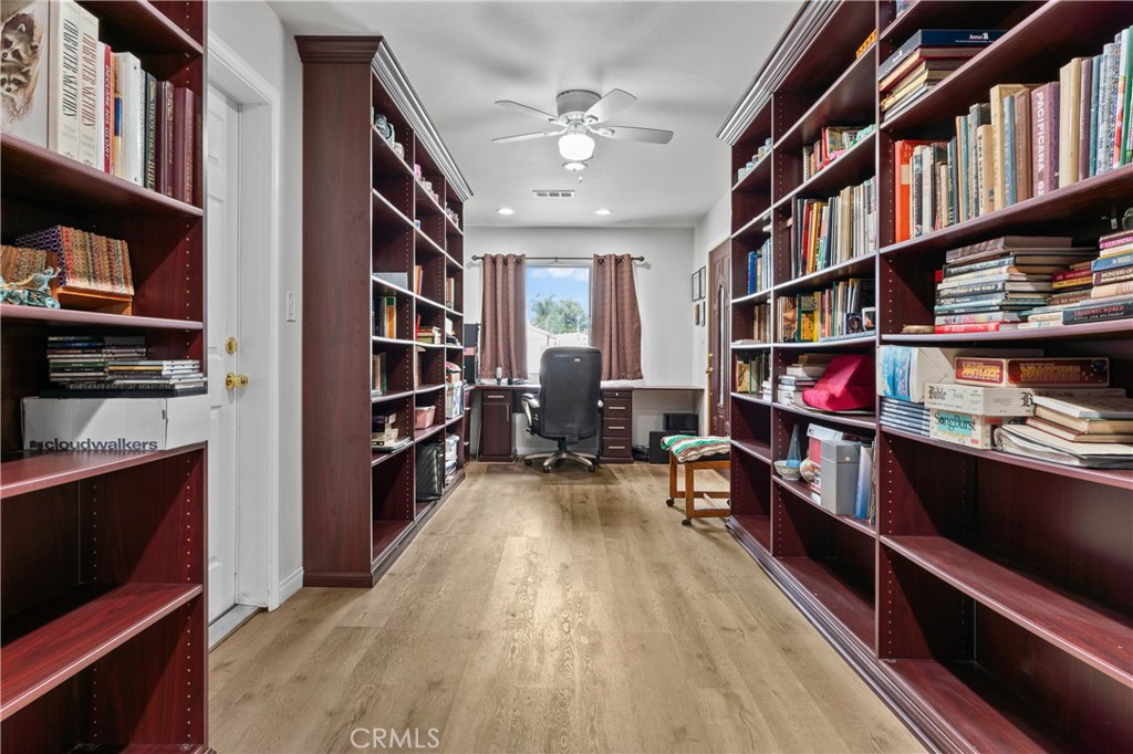 https://media.crmls.org/medias/b97e77c9-fa9a-468b-a9d2-664761b414ea.jpg?preset=X-Large