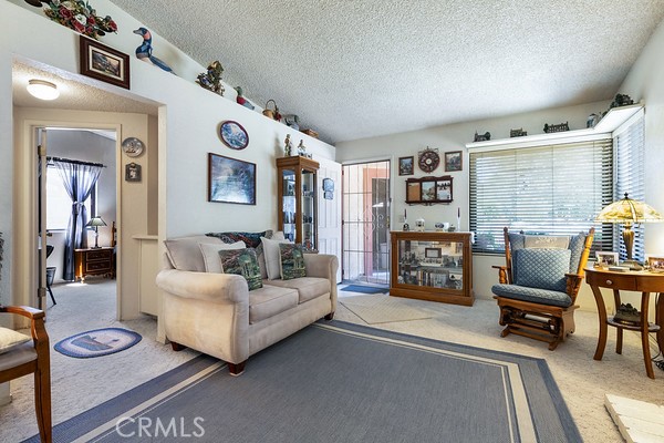 https://media.crmls.org/medias/b981939f-8b3c-4592-b154-2ae9b0c12170.jpg?preset=X-Large