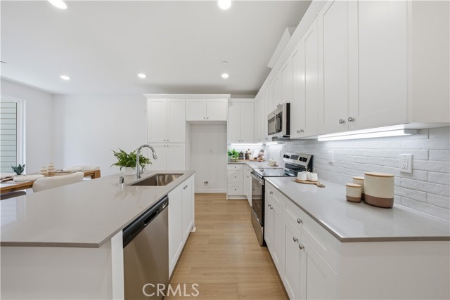 Detail Gallery Image 5 of 29 For 9425 N Sepulveda Blvd. #3,  North Hills,  CA 91343 - 2 Beds | 2/1 Baths