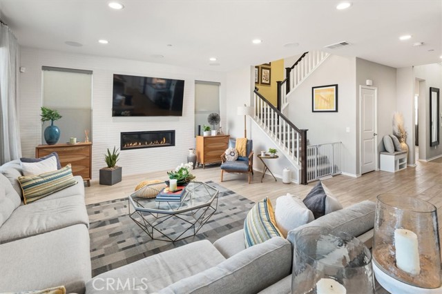 Detail Gallery Image 6 of 63 For 18262 Astro Ct, Saugus,  CA 91350 - 4 Beds | 3 Baths