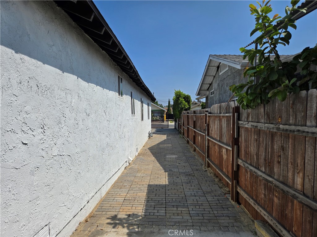 https://media.crmls.org/medias/b985ceff-43a5-4ded-908f-78e42c08dfc3.jpg?preset=X-Large