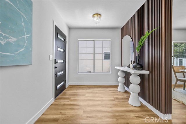 Detail Gallery Image 2 of 33 For 6119 Longridge Ave, Valley Glen,  CA 91401 - 3 Beds | 3 Baths
