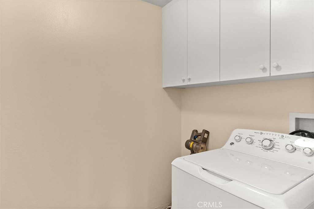 https://media.crmls.org/medias/b986d56d-4da8-4844-a719-47512c3ef06a.jpg?preset=X-Large