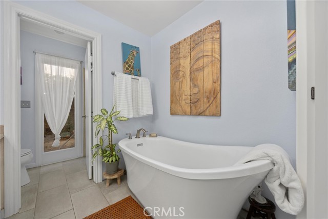 5904 Medio Luna Avenue, Bakersfield CA: https://media.crmls.org/medias/b986dd9d-a7f4-4837-b1d6-b3a93d8ff9d5.jpg