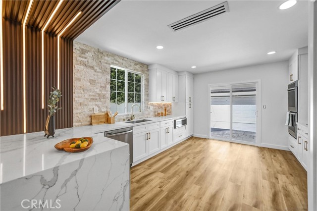 Detail Gallery Image 9 of 33 For 6119 Longridge Ave, Valley Glen,  CA 91401 - 3 Beds | 3 Baths