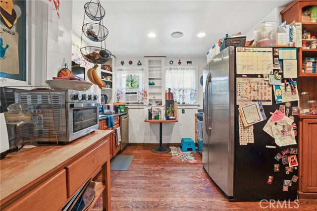 932 Coronado Avenue, Long Beach CA: https://media.crmls.org/medias/b989dc9e-2288-409a-9ea2-53aecaf2b95a.jpg