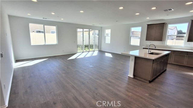 Detail Gallery Image 2 of 5 For 209 Everlast Ct, Hemet,  CA 92543 - 4 Beds | 3 Baths