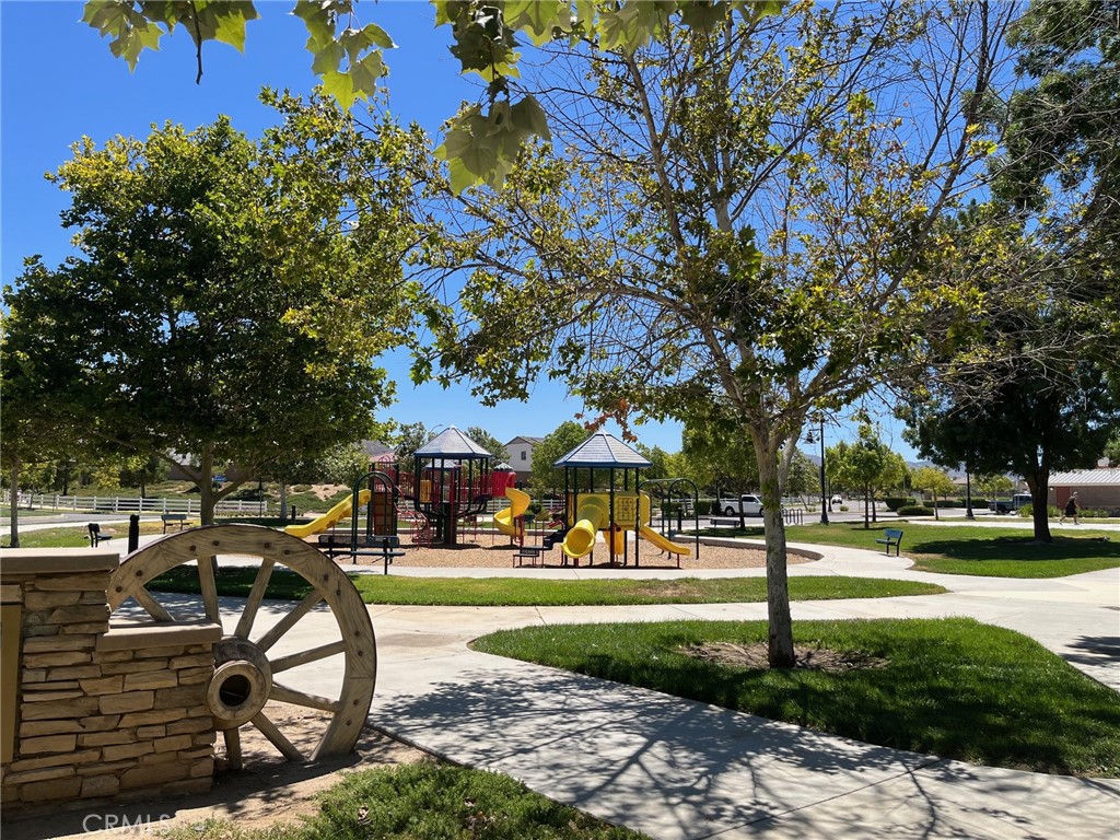 https://media.crmls.org/medias/b98cdb3b-d158-4976-9fd8-54c9d0a36a1f.jpg?preset=X-Large