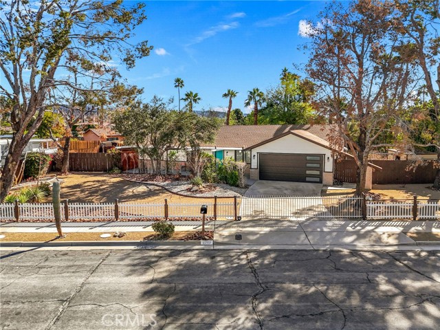 2200 N Carillo Road, Palm Springs CA: https://media.crmls.org/medias/b98d8c5a-0f37-4f54-93f8-6d3d1d0ff01a.jpg