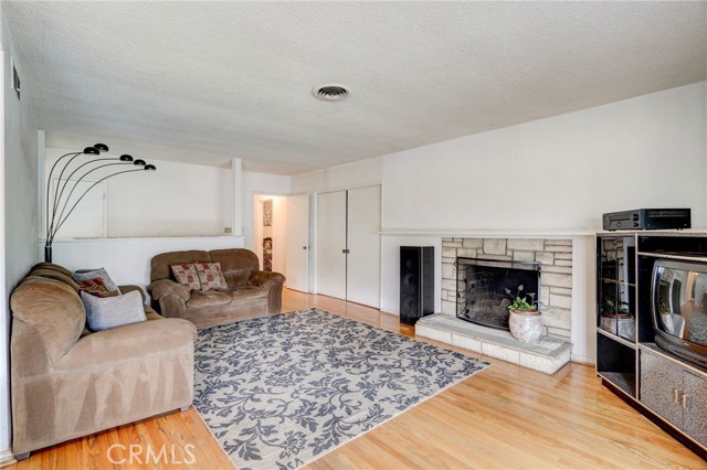 Detail Gallery Image 6 of 34 For 14747 Saticoy St, Van Nuys,  CA 91405 - 3 Beds | 2 Baths