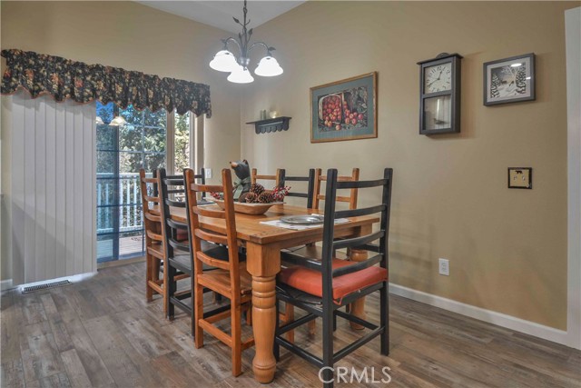 949 Inspiration Drive, Lake Arrowhead CA: https://media.crmls.org/medias/b9944a70-1c51-45b9-b117-ddbc84911ad8.jpg