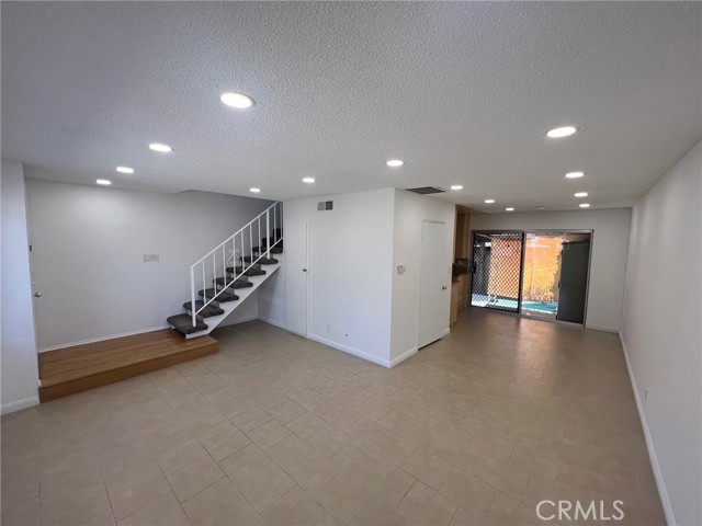 Detail Gallery Image 4 of 17 For 6635 Wilbur Ave #36,  Reseda,  CA 91335 - 3 Beds | 1/1 Baths