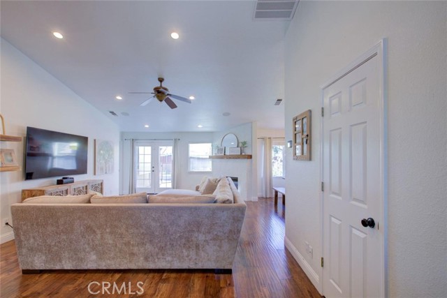 20443 Songbird Way, Hilmar CA: https://media.crmls.org/medias/b994de73-479d-424d-a8f5-1b593c118015.jpg