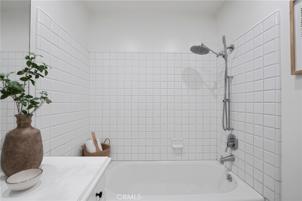 https://media.crmls.org/medias/b995b7fb-4d63-4ccc-b355-2aec7305084b.jpg?preset=X-Large