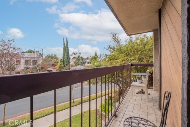 Detail Gallery Image 13 of 28 For 1745 Holly Dr #201,  Glendale,  CA 91206 - 3 Beds | 2 Baths