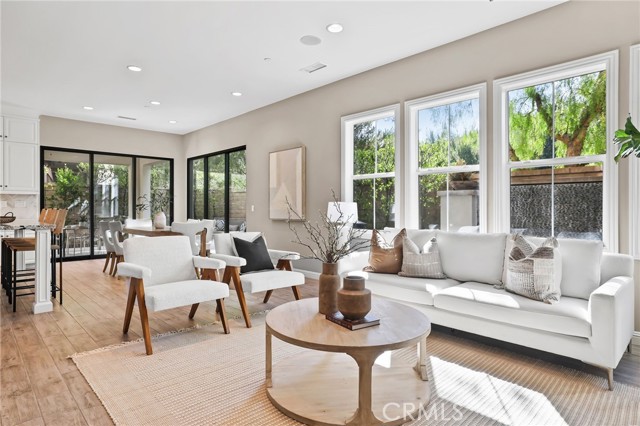 Detail Gallery Image 4 of 63 For 33 Castellana, Lake Forest,  CA 92630 - 4 Beds | 3 Baths