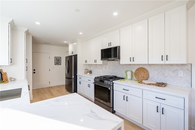 Detail Gallery Image 11 of 35 For 1719 Landis, Burbank,  CA 91504 - 6 Beds | 4 Baths