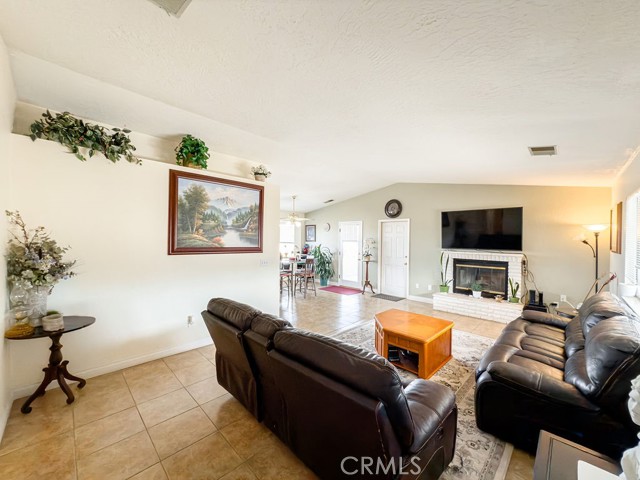 Detail Gallery Image 9 of 35 For 18492 Live Oak St, Hesperia,  CA 92345 - 3 Beds | 2 Baths