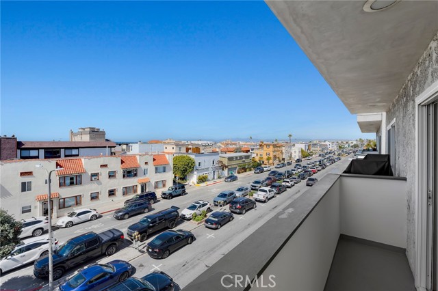 404 Hermosa Avenue, Hermosa Beach CA: https://media.crmls.org/medias/b99bb777-2c3f-47ee-9b36-dc7a810e67d4.jpg