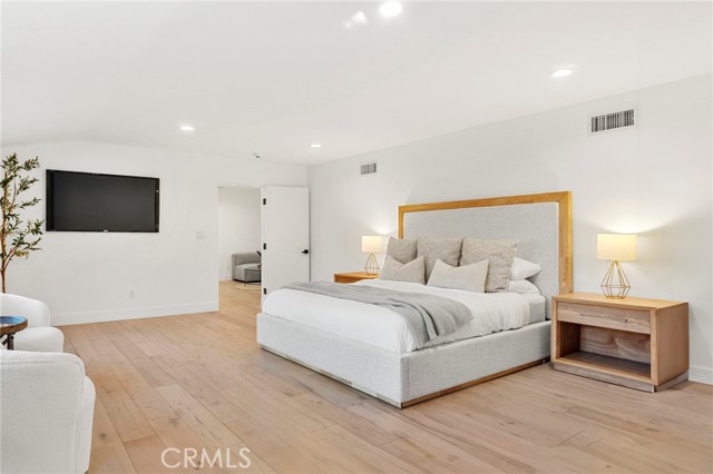 5265 Del Moreno Drive, Woodland Hills CA: https://media.crmls.org/medias/b99cdade-e864-4105-8100-7d55658a845c.jpg