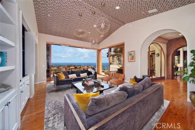 1131 Emerald Bay, Laguna Beach CA: https://media.crmls.org/medias/b99fdd88-1615-4fff-a82e-d4d30e295c93.jpg