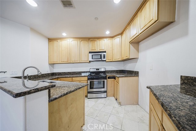 Detail Gallery Image 16 of 33 For 1515 Grismer Ave #302,  Burbank,  CA 91504 - 2 Beds | 2 Baths