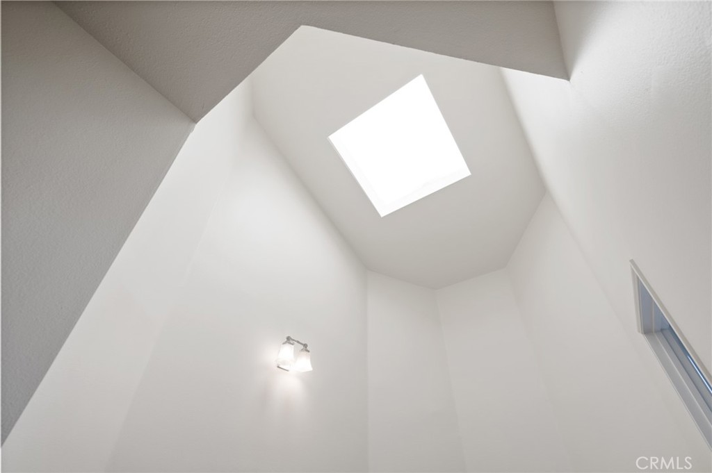 https://media.crmls.org/medias/b9a2a447-2cd2-47b9-9709-cd709510a993.jpg?preset=X-Large