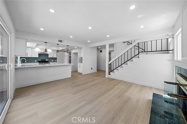19735 Blythe Street, Winnetka CA: https://media.crmls.org/medias/b9a39b65-3a57-456b-98af-46d3133c1e9c.jpg