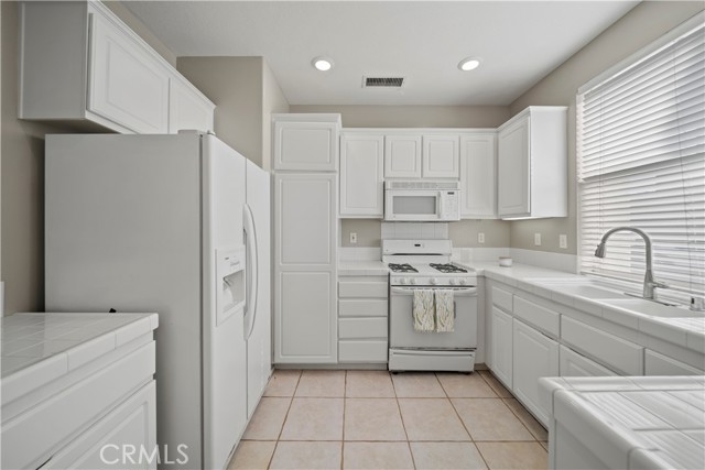 Detail Gallery Image 16 of 43 For 28412 Mayfair Dr, Valencia,  CA 91354 - 3 Beds | 2/1 Baths