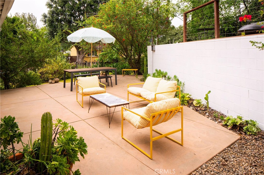 https://media.crmls.org/medias/b9a4158f-bda3-467e-b89a-e9d1ac5fb668.jpg?preset=X-Large