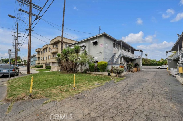 6862 Hazeltine Avenue, Van Nuys CA: https://media.crmls.org/medias/b9a4773b-eb17-4fe7-9215-0363934f4294.jpg