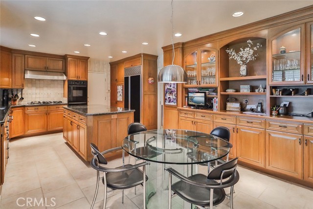 9845 Encino Avenue, Northridge CA: https://media.crmls.org/medias/b9a541c5-2940-4fa0-82b6-a373773290ac.jpg