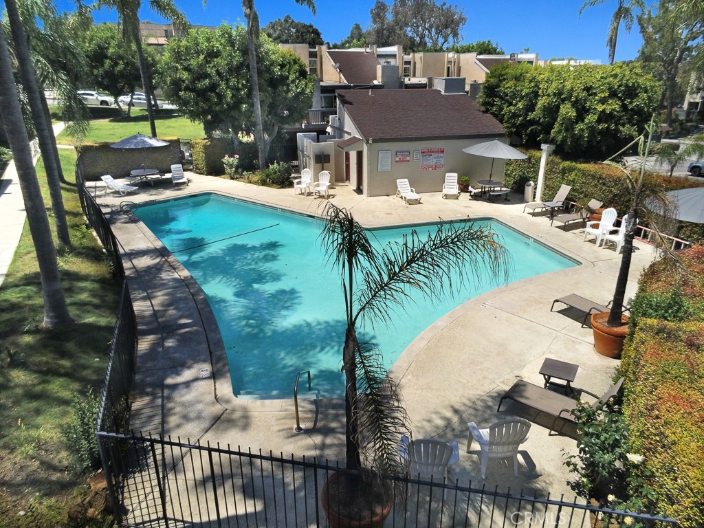 https://media.crmls.org/medias/b9a5a210-7952-4305-9e2a-0d8887460e1f.jpg?preset=X-Large