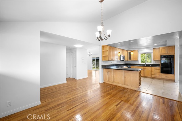 Detail Gallery Image 6 of 27 For 7948 De Soto, Canoga Park,  CA 91304 - 3 Beds | 3 Baths