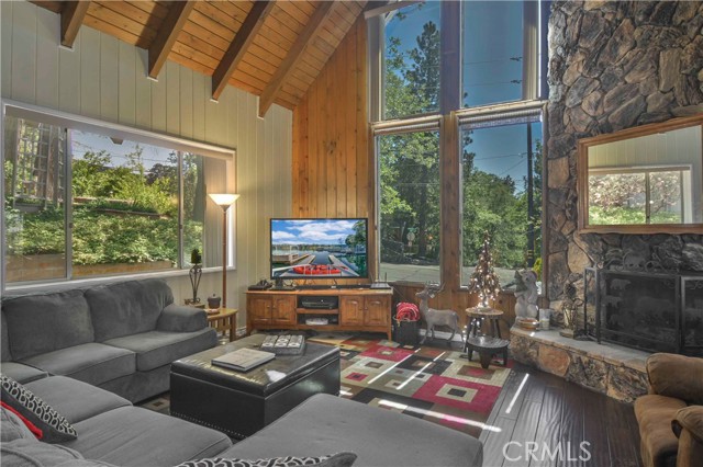 1353 Golden Rule Lane, Lake Arrowhead CA: https://media.crmls.org/medias/b9a8ebc3-7361-40db-af57-3564637c0e2f.jpg