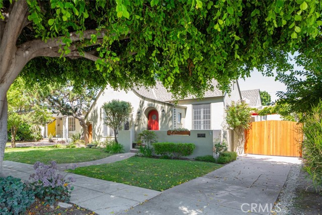 side driveway, gate to side yard