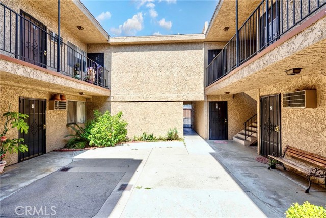 11341 Victory Boulevard, North Hollywood CA: https://media.crmls.org/medias/b9aa5e40-bad7-4374-8b39-9f420c2ed429.jpg