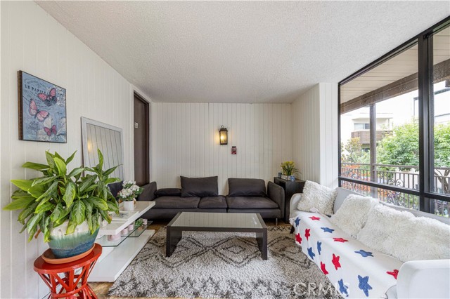 525 S Ardmore Ave, Los Angeles CA: https://media.crmls.org/medias/b9abe157-88a4-4691-9338-96b5a07a5434.jpg