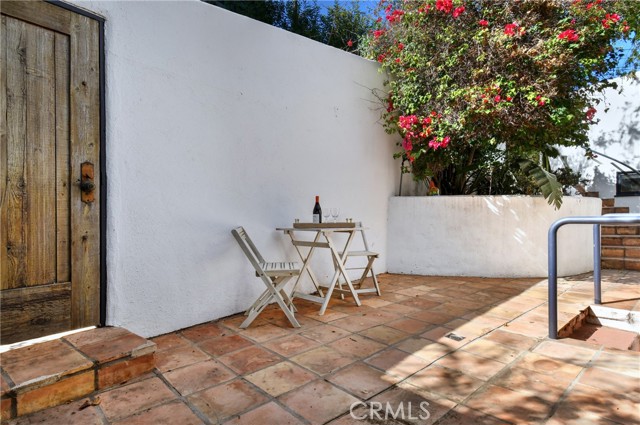 Detail Gallery Image 3 of 40 For 8383 Wyndham Rd, Los Angeles,  CA 90046 - 3 Beds | 2/1 Baths