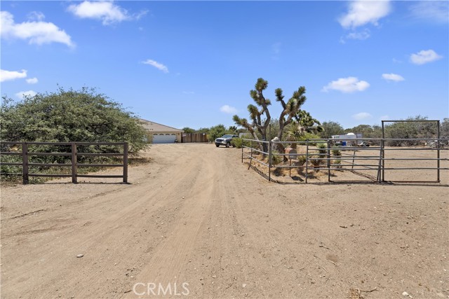 8328 Chateau Road, Phelan CA: https://media.crmls.org/medias/b9aeabd8-2959-4aff-9dea-d010fe6bd244.jpg